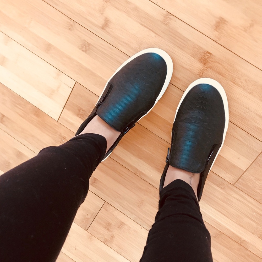 SALE ‼️Black faux snake skin slip on flats